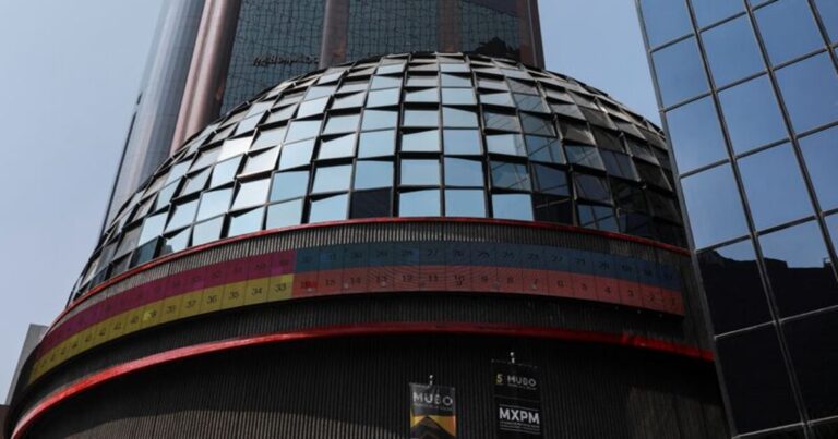 Las acciones de México alcanzan un récord mientras el alivio arancelario impulsa activos de riesgo