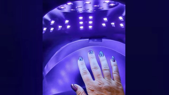Investigadores del CONICET comprobaron que las lámparas de secado de esmalte de uñas modifican las moléculas de la piel