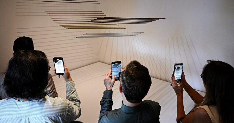 El artista Elias Crespin expone en Venezuela su “sinfonía silenciosa”, tras dos décadas